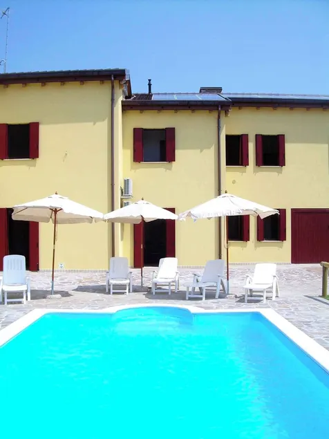 Studio with air conditioning and pool - Image 1