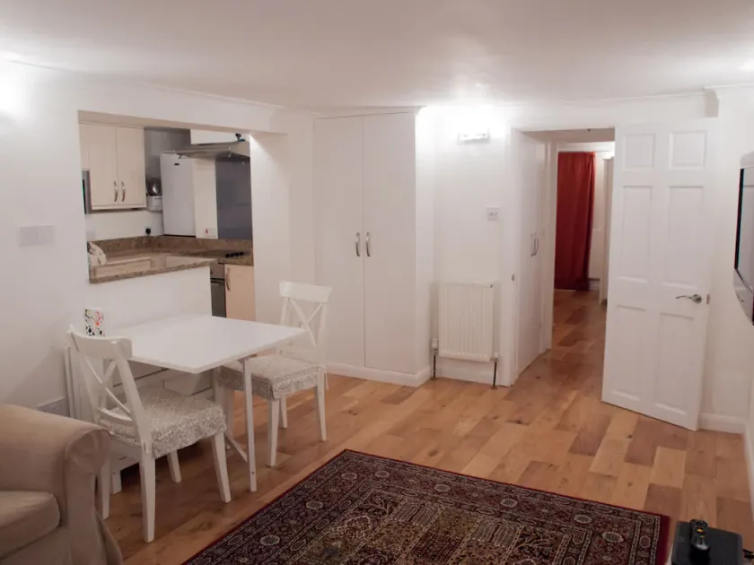 Quiet modern apartment near to Sutton and trains for Central London - Image 1