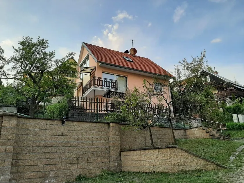 Casa con ampio terrazzo e piscina per vacanze in città e natura - Image 1
