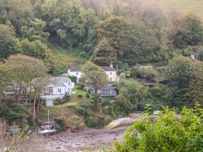 JUNKET COTTAGE, pet friendly, luxury holiday cottage in Noss Mayo - Image 1