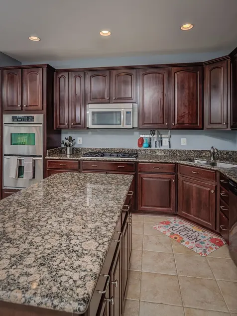 Great Location End unite luxury  3 level townhouse. 2 car Garage, - Image 1