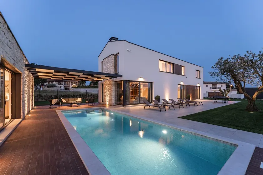8-10 persons, pool, whirlpool, sauna, play facilities - Image 1