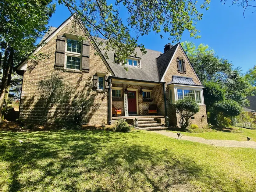 7th Ave Manor, Remodeled 1930’s Manor just minutes from Historic Downtown Laurel - Image 1