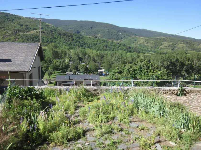 apartment with garden, in quiet residence - Image 1