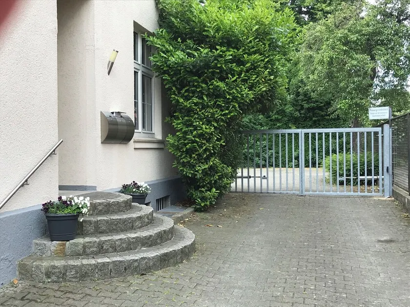 Small& fine with parking - Image 1