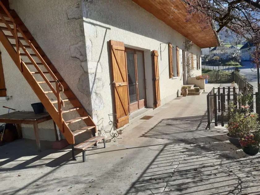 Large family home between lakes and mountains. - Image 1
