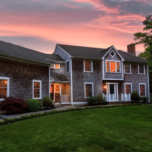 Stunning 4 bedroom with access to private beach - Image 1