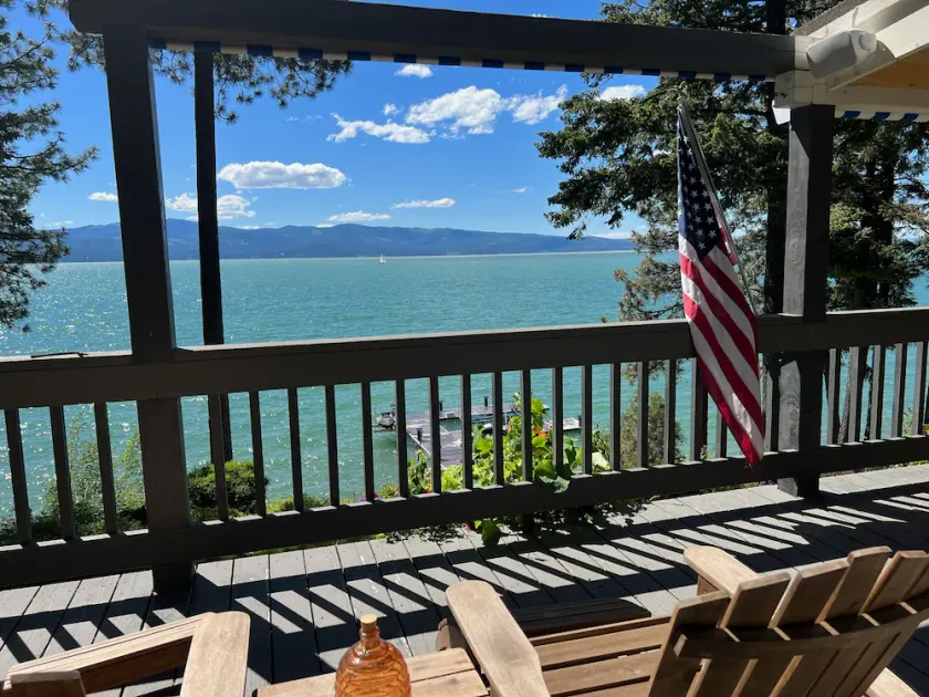Spacious family lakefront home with spectacular views and private location! - Image 1