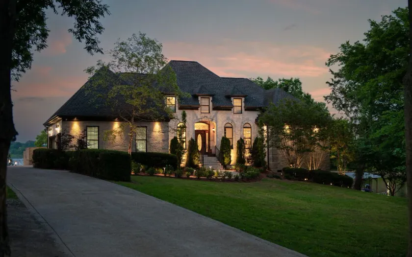 Stunning Luxury@Lakehouse Mansion w Pool&Spa10min from airport 20min dwntwn - Image 1