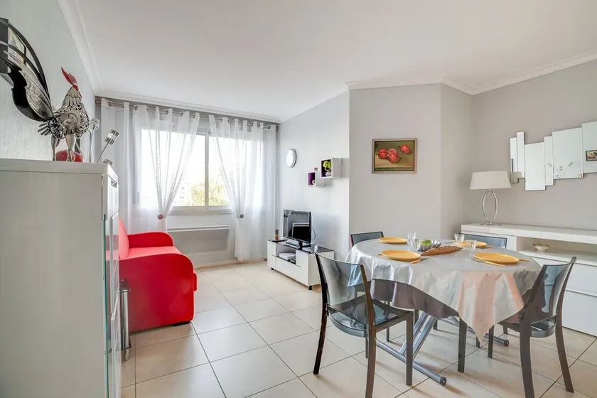 GuestReady - Chic and convenient near the train - Image 1