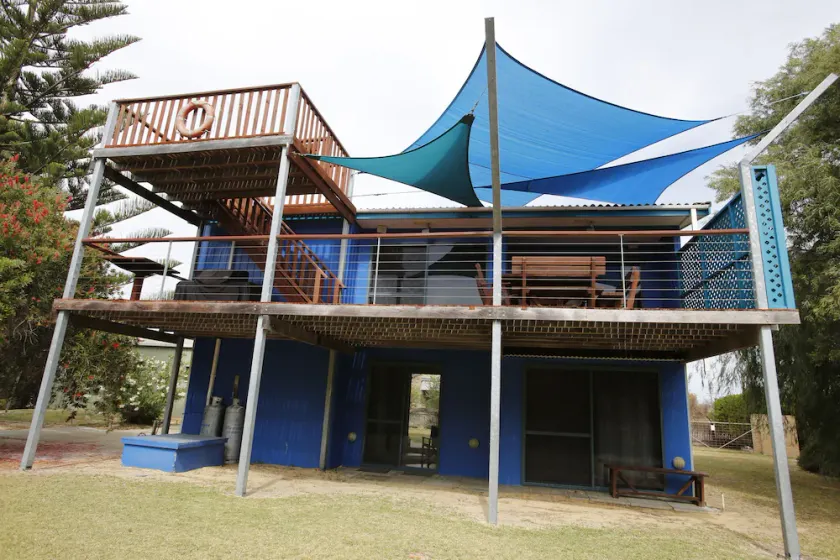 Sail House overlooking Lancelins main park - Image 1