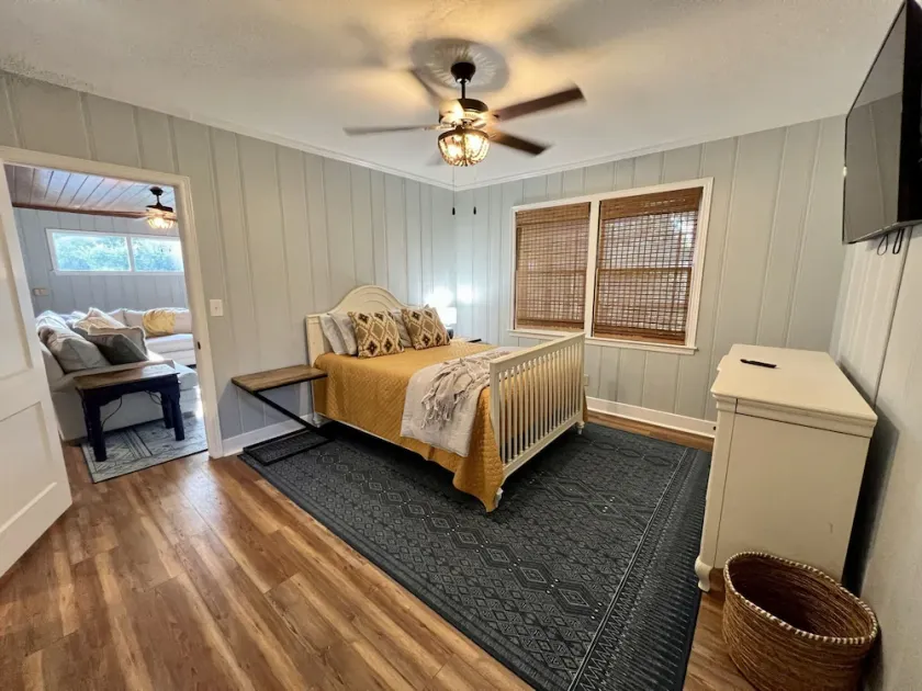Centrally located fully renovated home, walkable to VSU & SGMC. - Image 1