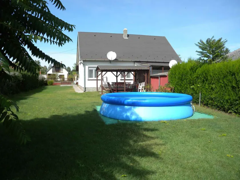 Holiday home with pool, Wi-Fi and air conditioning - Image 1