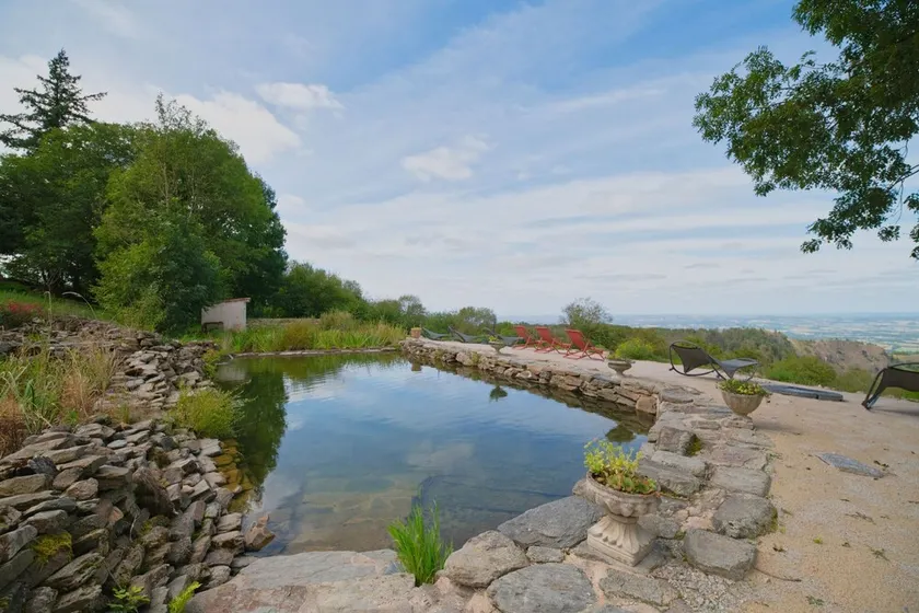 High-End Holiday Home 'Charming and Elegant Renovated Farmhouse' with Lake View, Pool, and Wi-Fi - Image 1