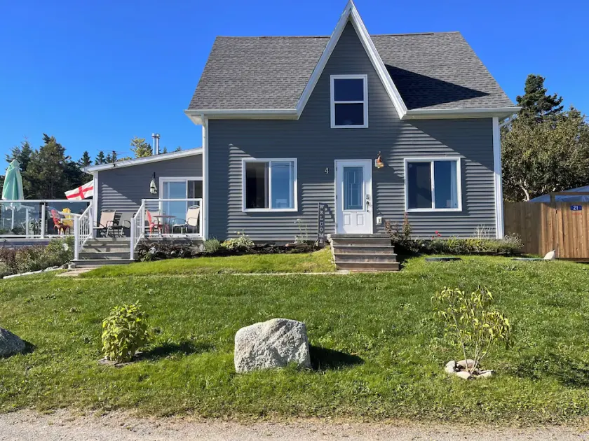 Renovated 150 year old house, snuggled in the cove with ocean views - Image 1