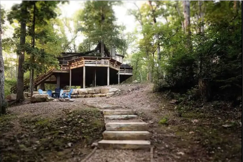 Innsbrook Falls Hideaway - Roomy lakefront Chalet w/ spacious deck & firepit - Image 1