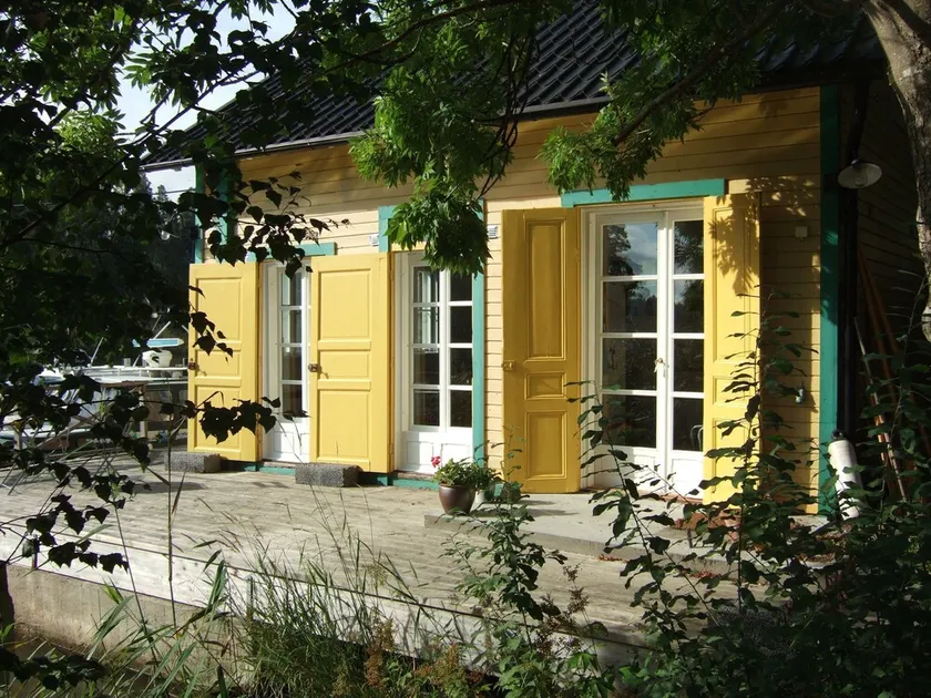 Cozy seaside cottage on its own jetty w rowing boat. 25 minutes to Stockholm! - Image 1