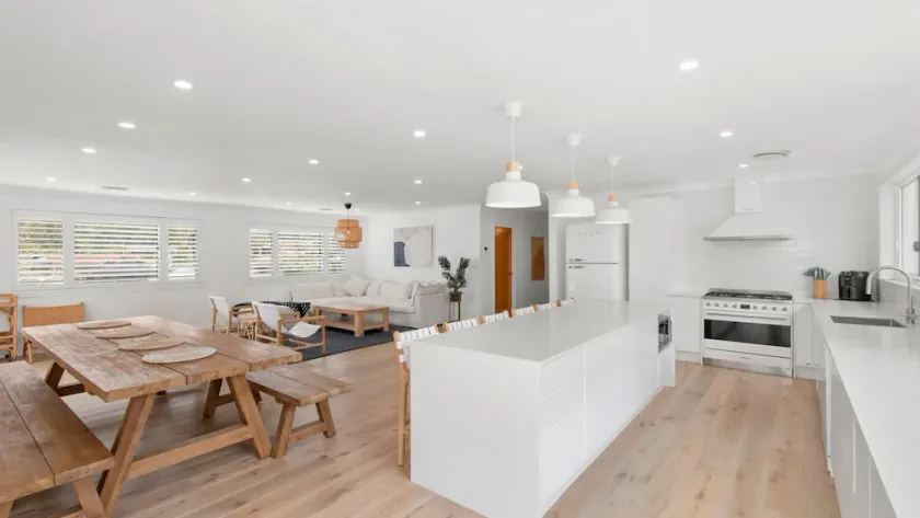 Stunning home 350 metres from the beach. - Image 1