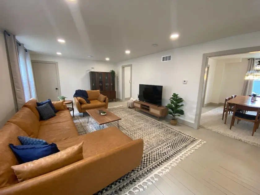 Totally renovated large family getaway! King bed - Image 1