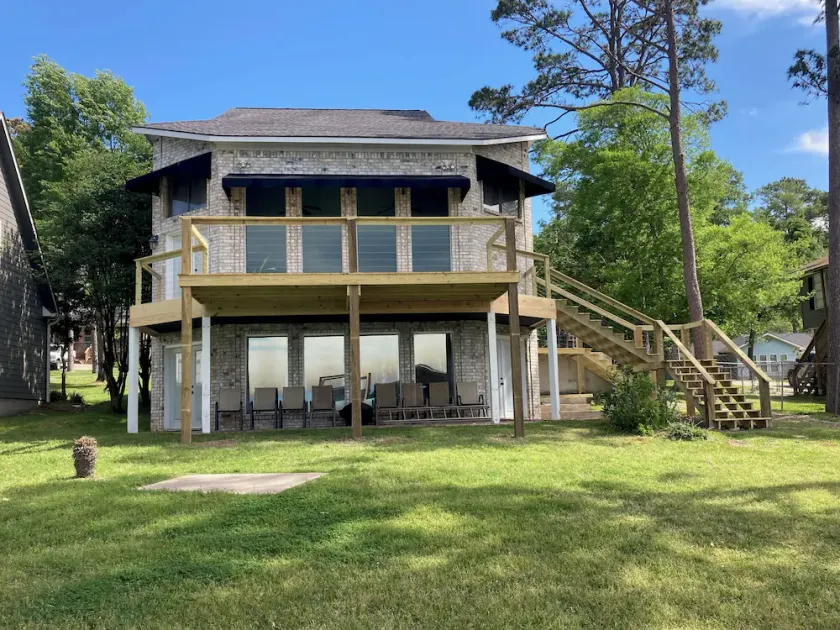 Beautiful 3 Story Lake Front Home with boat lift! - Image 1