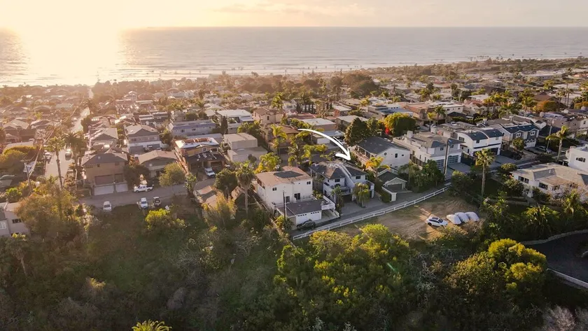 Walk to the Beach/Rooftop Deck with Views/7 beds- 2 Kings/ A/C - Image 1
