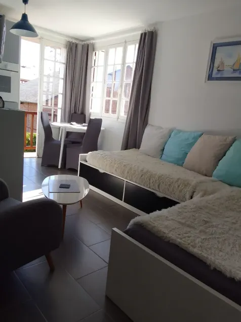 Modern apartment in the Belle Epoque district - Image 1