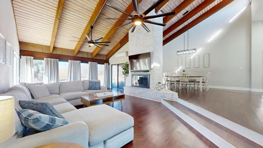 Stay pet friendly big backyard. Plenty of room for everyone!! - Image 1