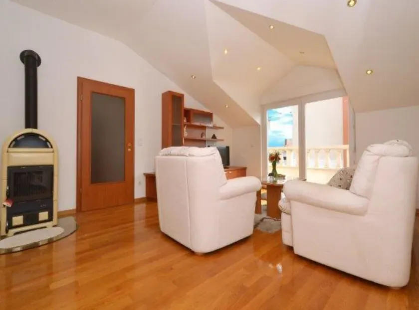 Bright Kaštela Apartment with Balcony and Private Parking - Image 1