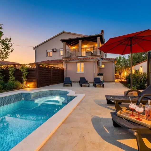 Spacious apartment with private pool - Image 1