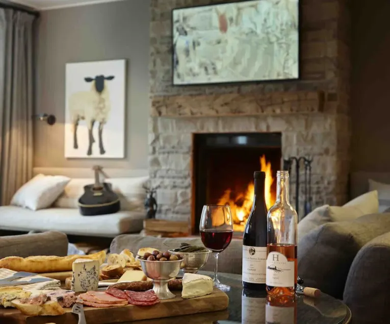 Luxurious farmhouse on Westlake Shore Sandbanks - Image 1