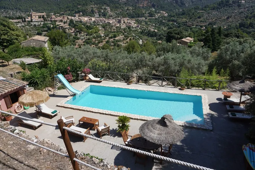 Fabuleuse villa rustique accolée à la montagne avec une vue unique - Image 1