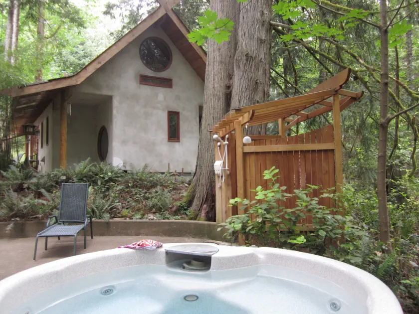 Forest House i japansk stil beliggende på 6 hektar og tilbyder skønhed, privatliv og spabad - Image 1
