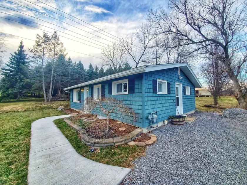 The bungalow @ T. Spex Eyewear is a cozy, convenient stay in Canandaigua! - Image 1