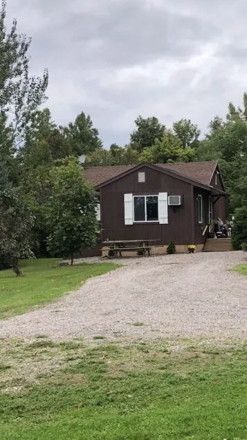 Stille kabine med udsigt over Sodus Bay beliggende på 65 hektar - Image 1