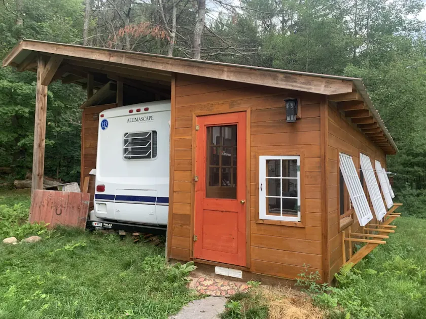 ADK Treehuggers' Paradise near Lake Champlain Pet-friendly glamping with hot tub - Image 1