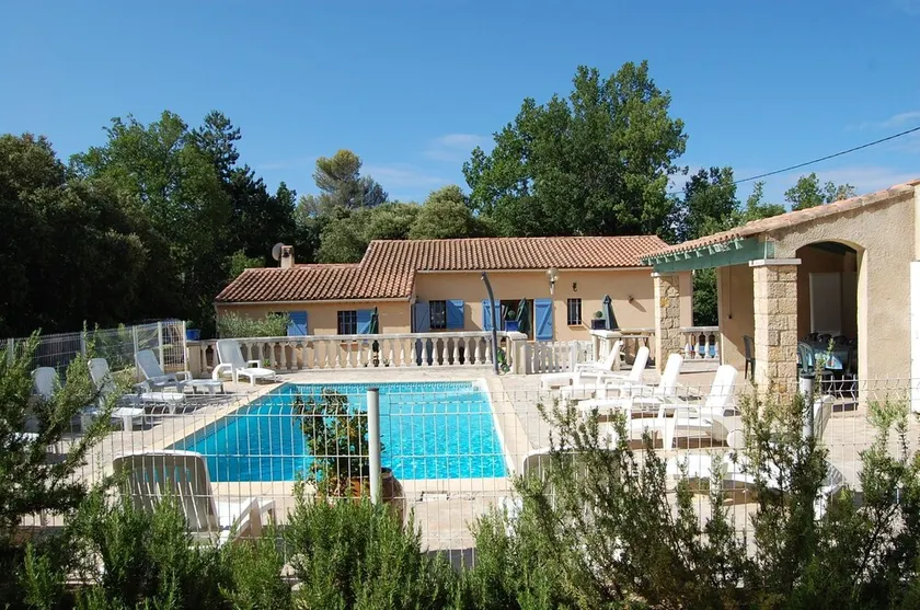 Villa provencale+pavillon en pierres avec patio clos calme avec piscine privee - Image 1