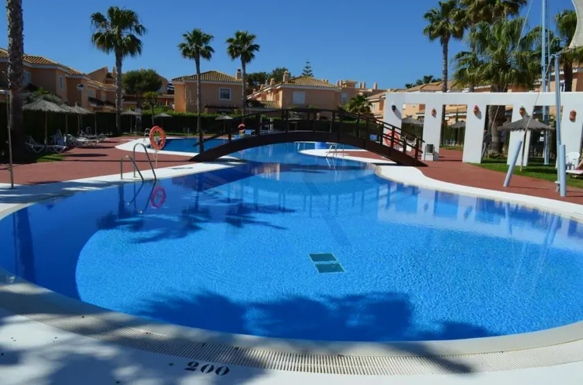 Modern Penthouse with Wifi, South-facing Terrace and Community Pool - Image 1
