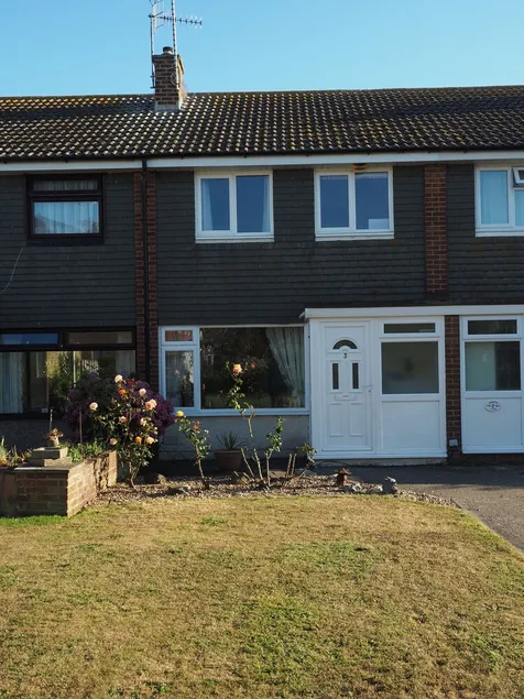 Fantastic location within easy walking distance of Beach, Park and Village. - Image 1