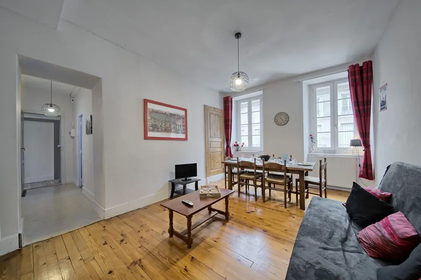 Holiday Apartment \"À Luchon\" near the Slopes with Balcony and Wi-Fi - Image 1