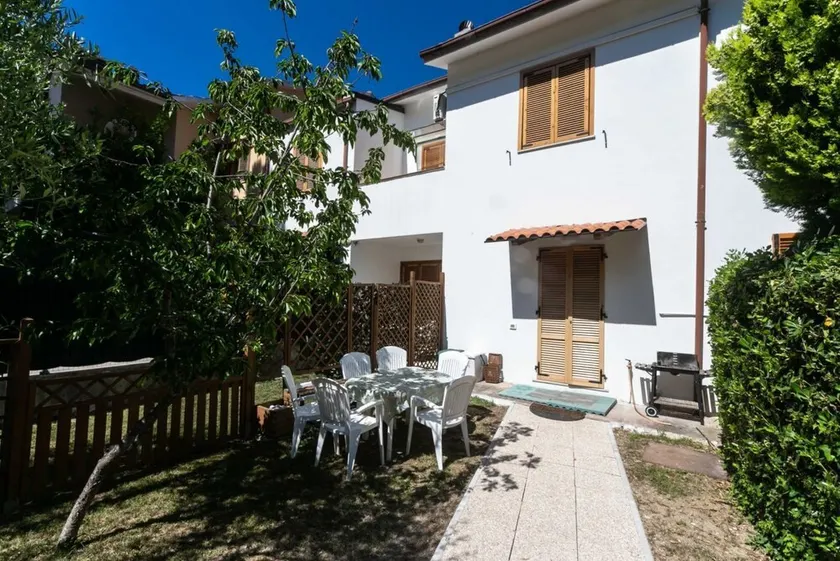 N039 - Numana, villa with garden a stone's throw from the sea - Image 1