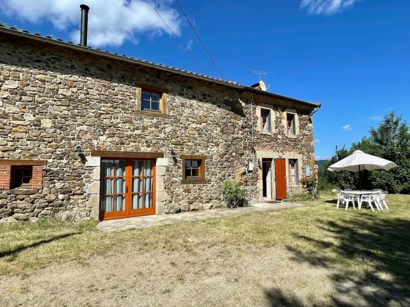 Family house 4 bedrooms with garden, fireplace, wood stove, parking and Wi-Fi - Image 1