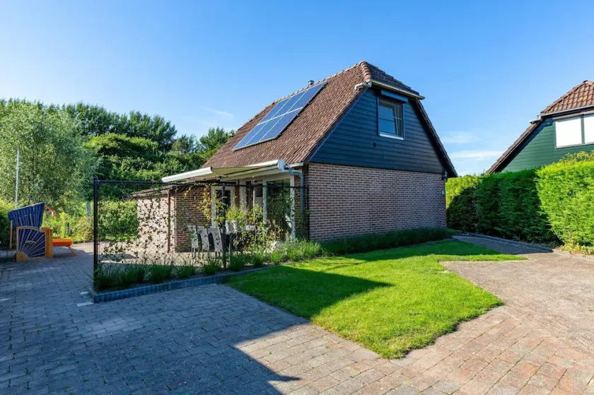 Family house, close to the beach and Lake Veere, garden where children can play - Image 1