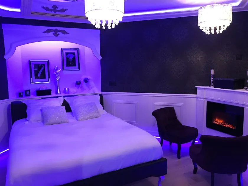 Lovin'Room Romantic Suite with private Jacuzzi - Image 1