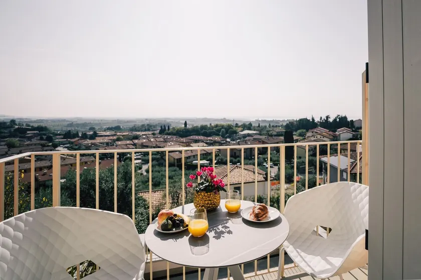 Apartment \"Cavalino Boutique 2\" with Lake View, Terrace & Wi-Fi - Image 1