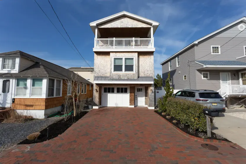 Oceanside home - 2 min walk to the beach! Ocean & bay views! - Image 1