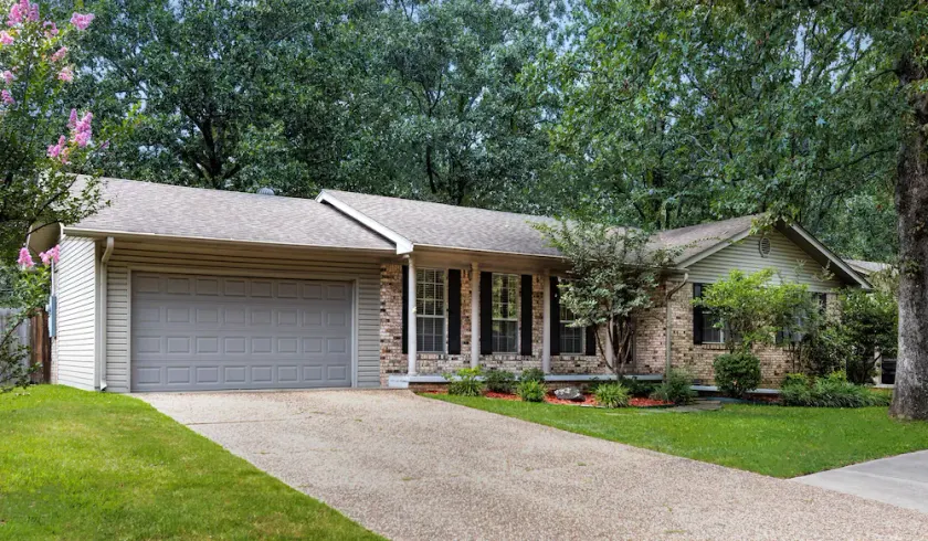 4 Bd , 2.5 Ba Home on the Lake in Safe, Convenient Area.  Sleeps 12 - Image 1