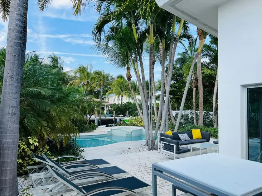 Beautiful Mid-Century Modern SFR on the water , 10 minutes from Las Olas Blvd - Image 1