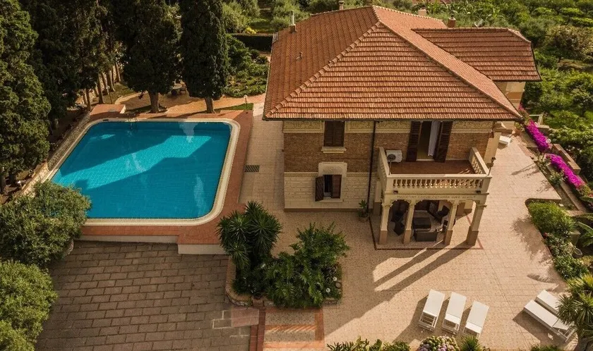 Villa with swimming pool, jacuzzi and tennis, in front of the Aeolian Islands - Image 1