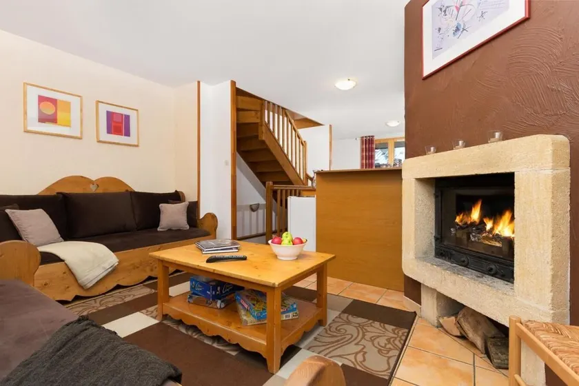 Chalet, wifi, pied des pistes de ski, terrasse, balcon, cheminée ou poêle à bois, parking - Image 1