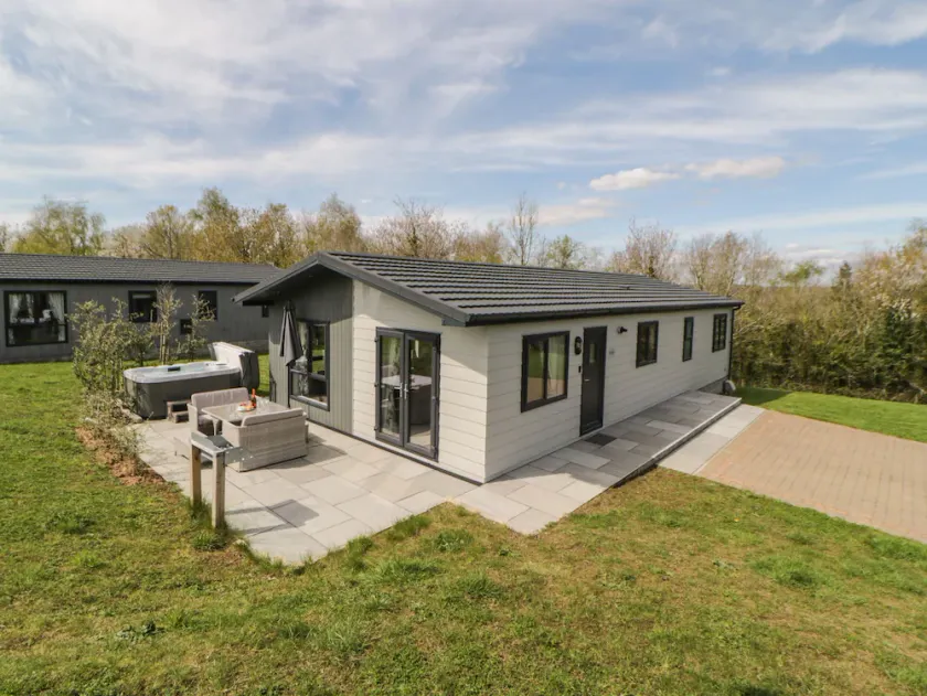 MEADOW LODGE, pet friendly, luxury holiday cottage in Lifton - Image 1